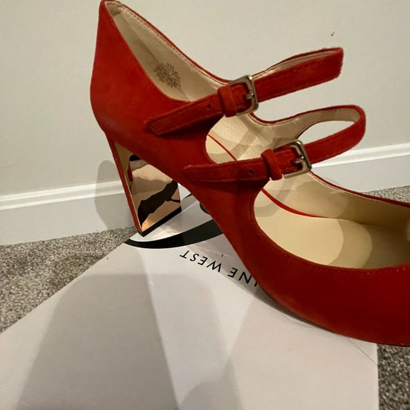 Nine West Suede Pumps with Gold Accent NWOT - size 9 - Picture 2 of 5